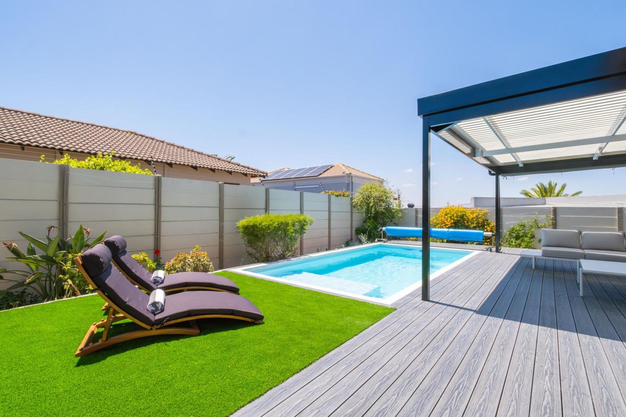 Spacious 5 Bedroom Luxury With Heated Pool And Backup Power In Blouberg