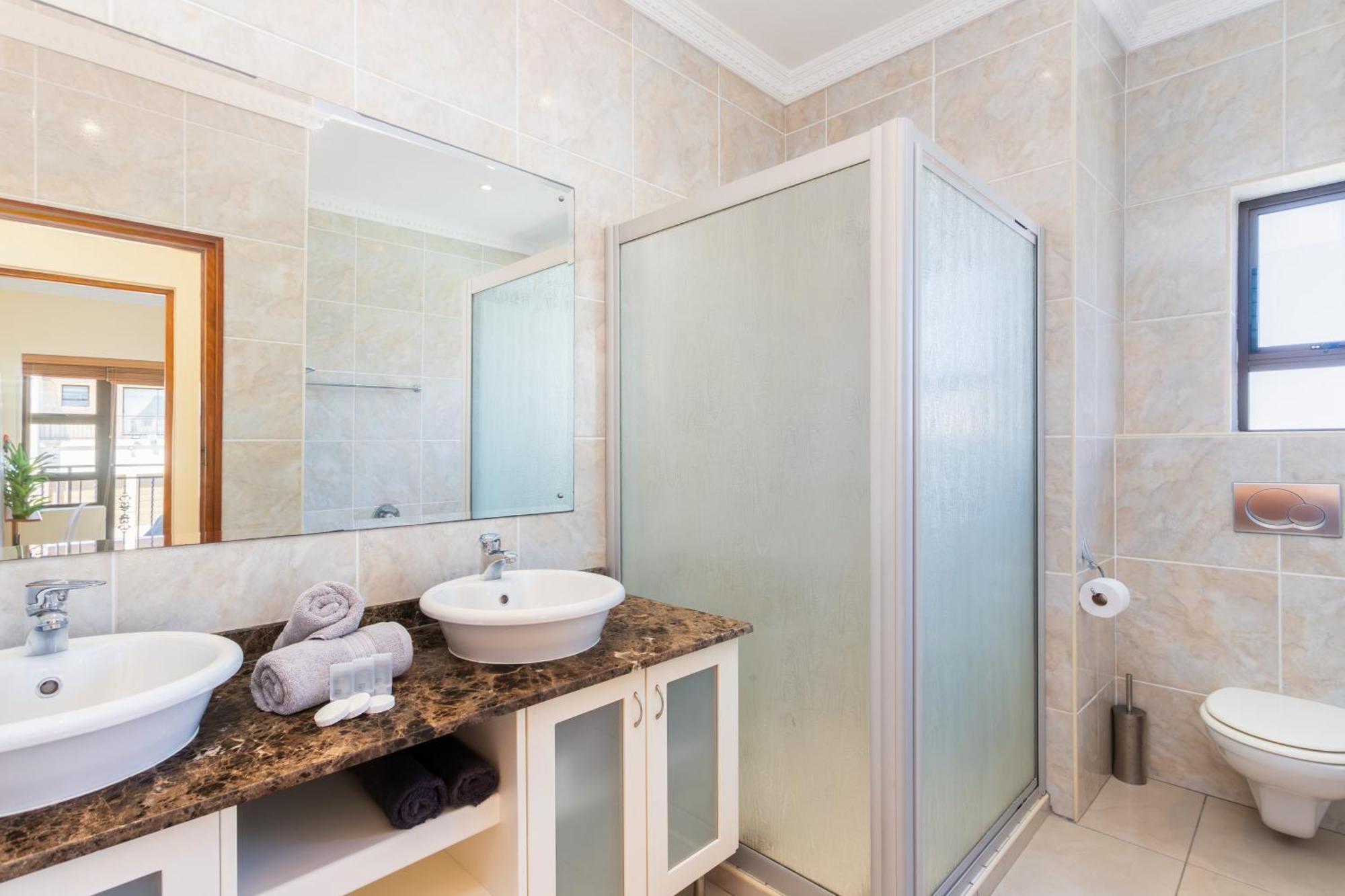 Casa de Férias Spacious 5 Bedroom Luxury With Heated Pool And Backup Power In Blouberg Cidade Do Cabo