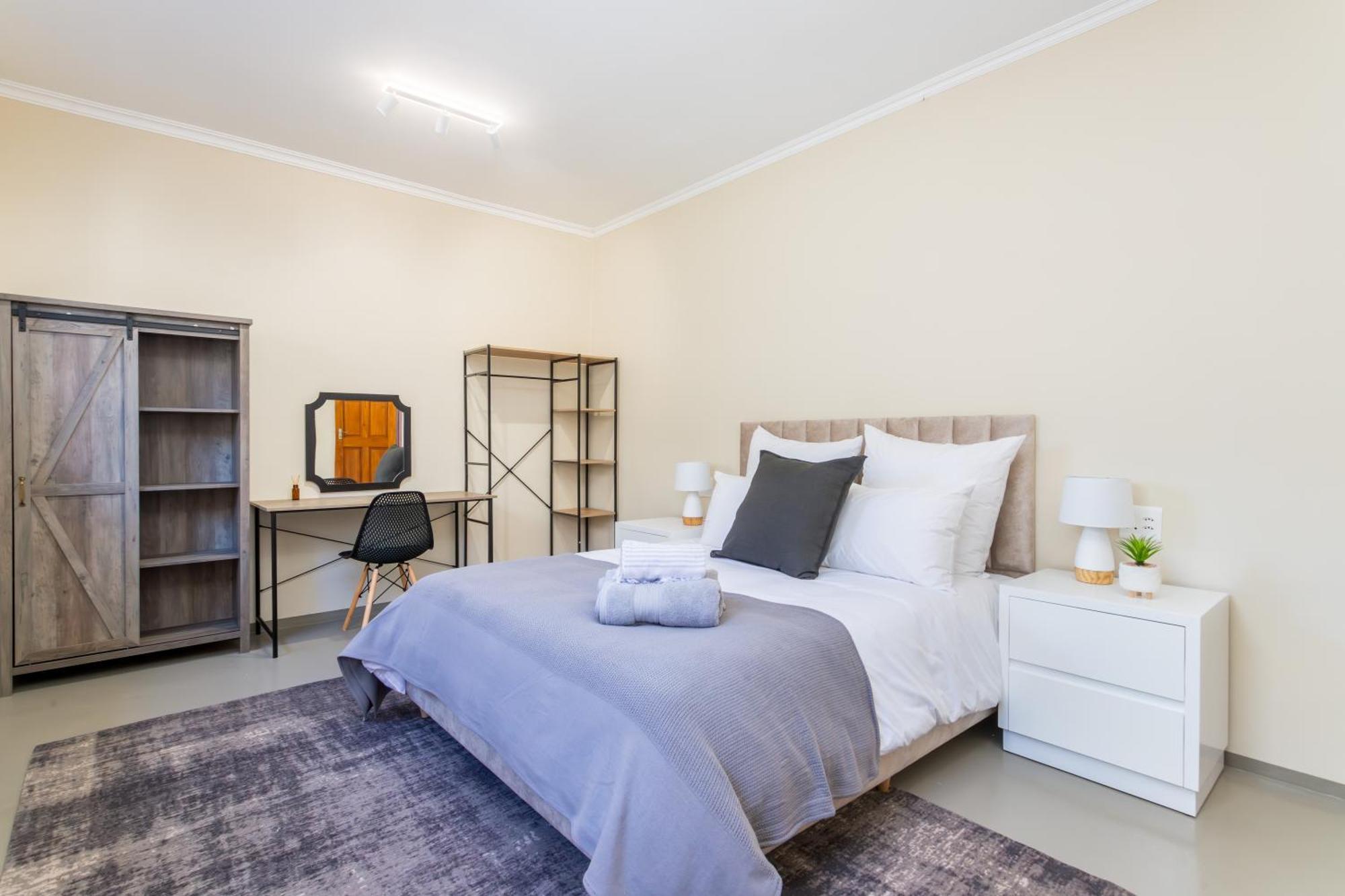 Casa de Férias Spacious 5 Bedroom Luxury With Heated Pool And Backup Power In Blouberg *