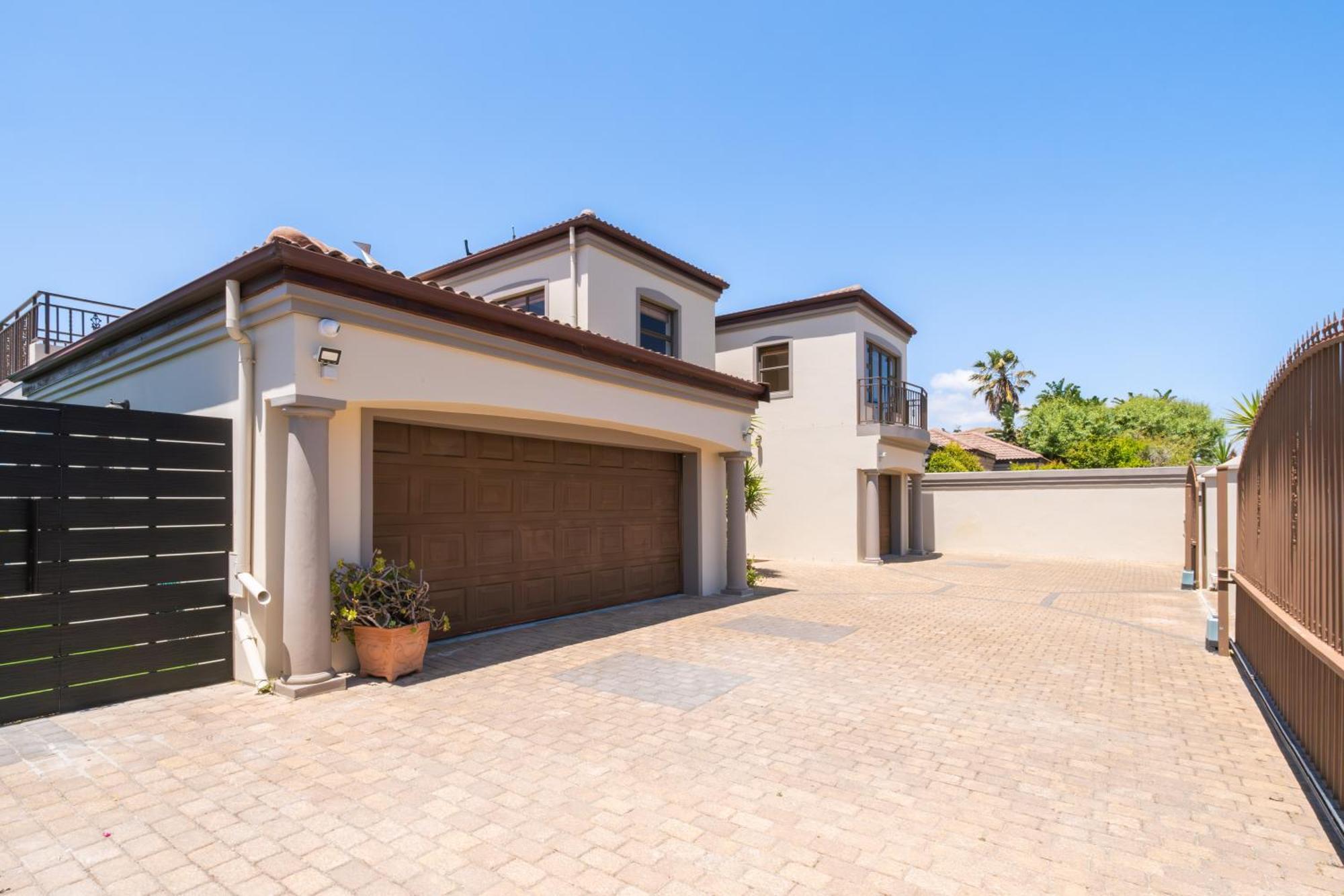 Spacious 5 Bedroom Luxury With Heated Pool And Backup Power In Blouberg