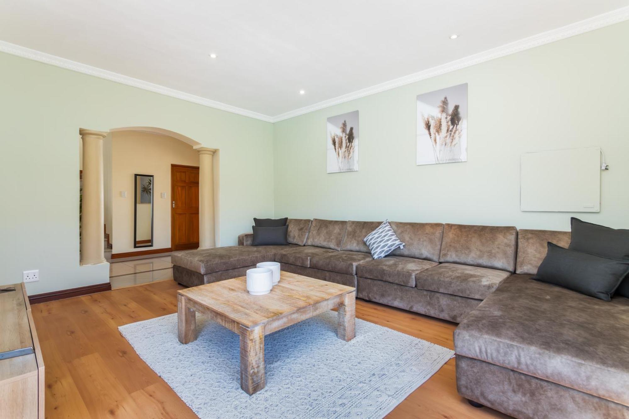 Casa de Férias Spacious 5 Bedroom Luxury With Heated Pool And Backup Power In Blouberg *