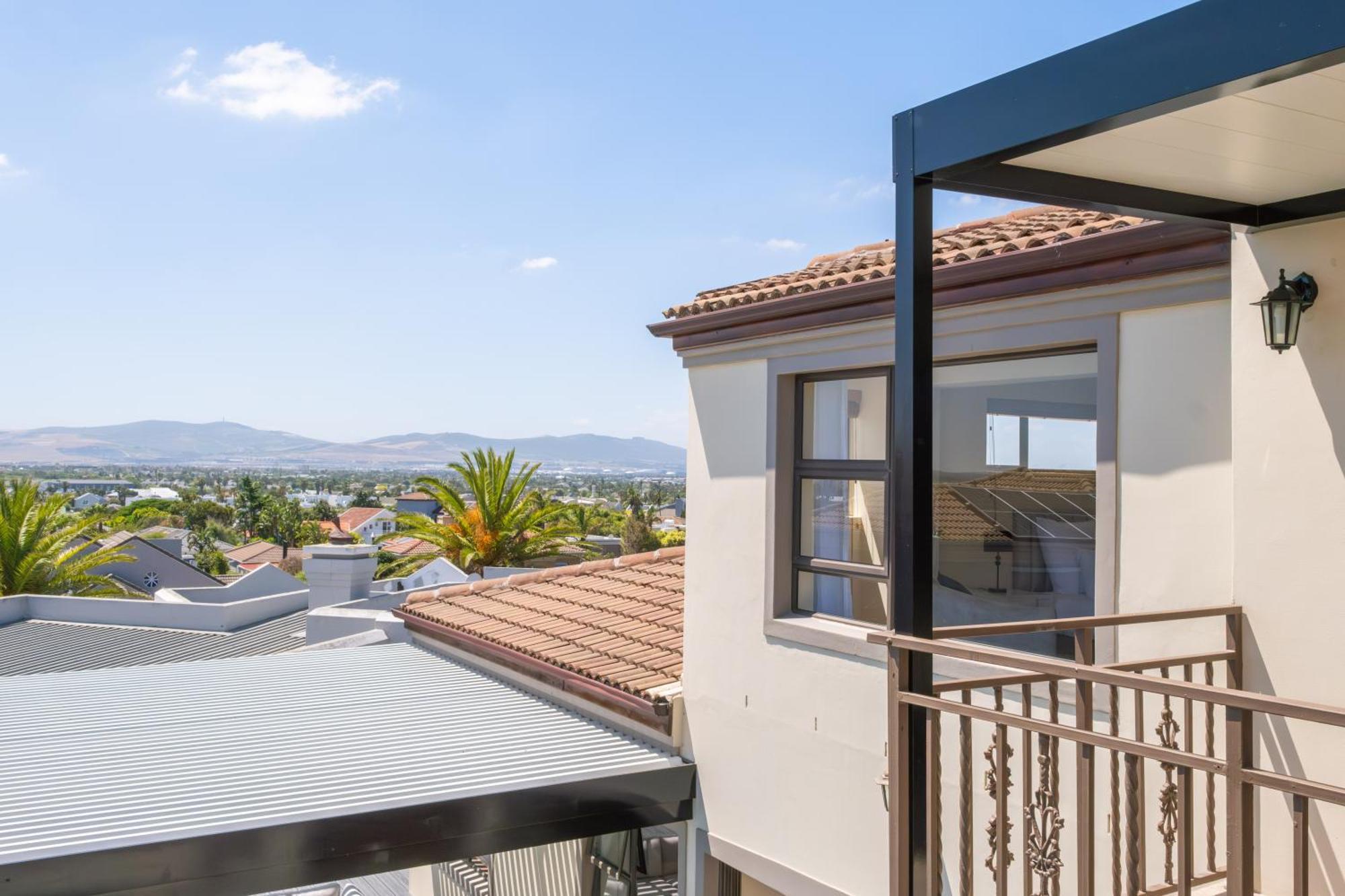Spacious 5 Bedroom Luxury With Heated Pool And Backup Power In Blouberg Cidade Do Cabo