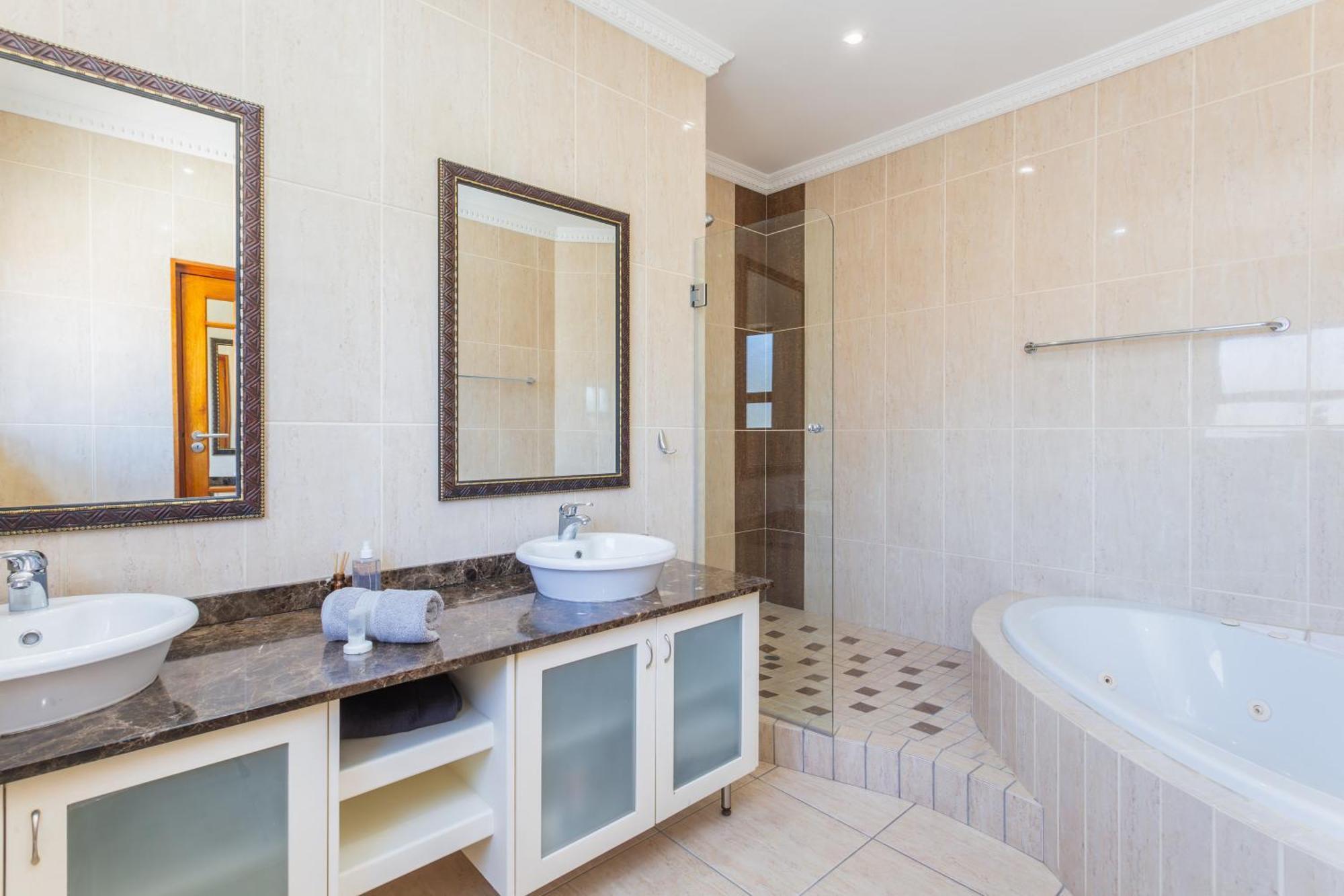 Spacious 5 Bedroom Luxury With Heated Pool And Backup Power In Blouberg Casa de Férias
