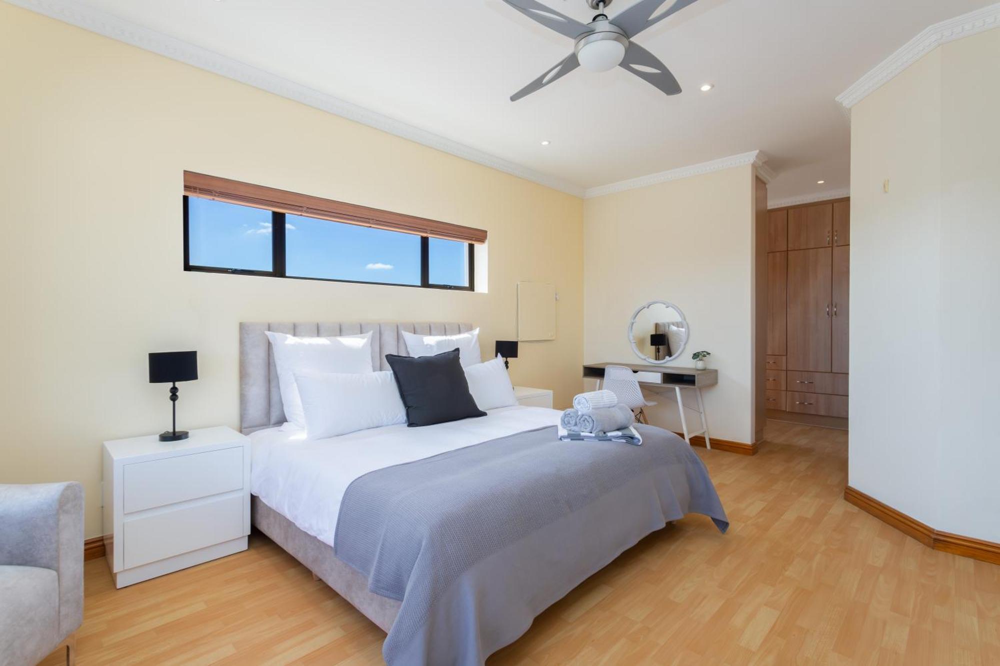 Spacious 5 Bedroom Luxury With Heated Pool And Backup Power In Blouberg Casa de Férias Cidade Do Cabo
