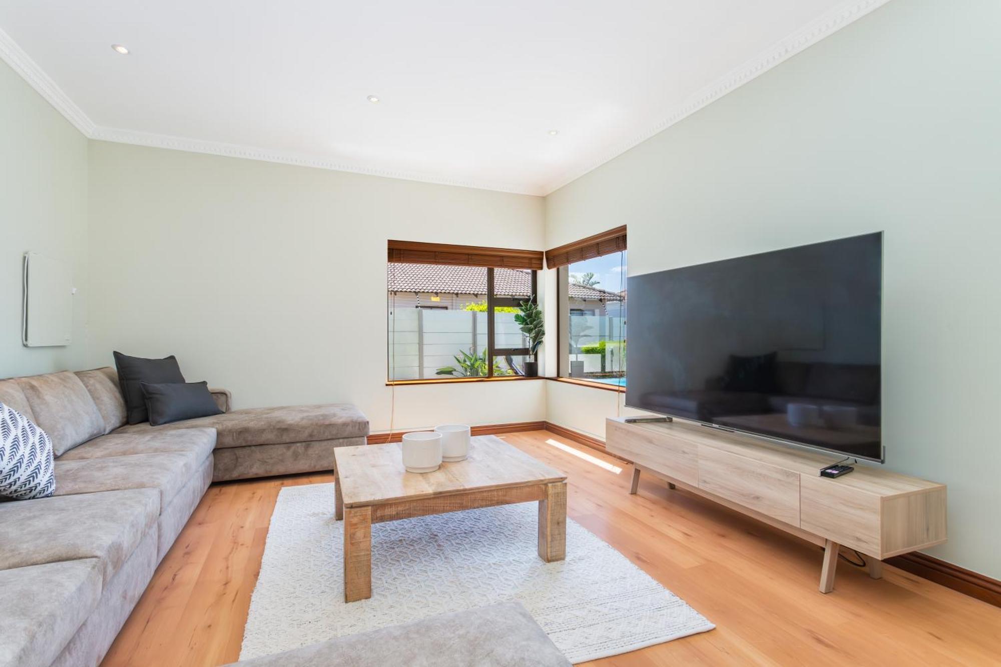 Spacious 5 Bedroom Luxury With Heated Pool And Backup Power In Blouberg Cidade Do Cabo