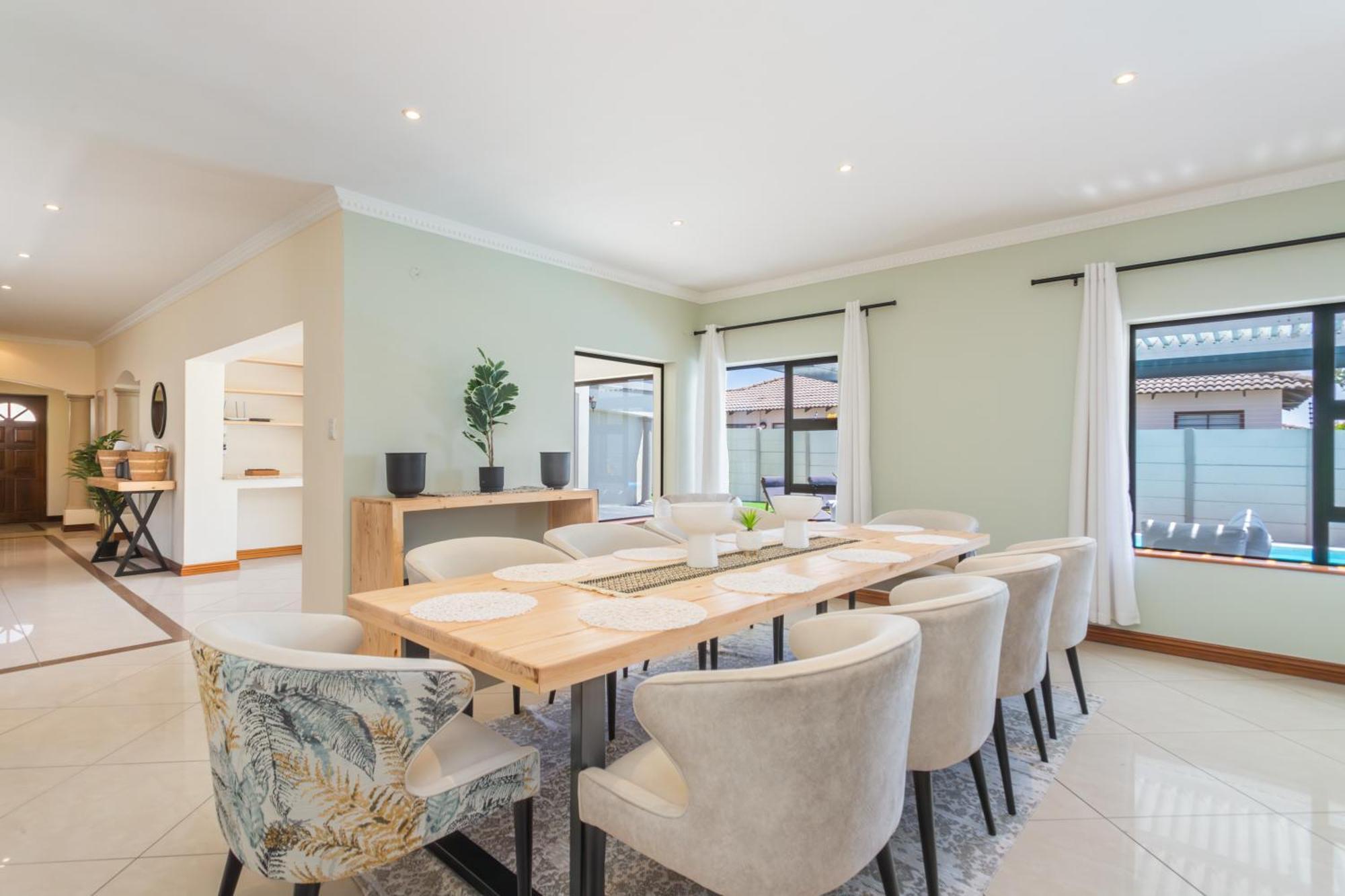Casa de Férias Spacious 5 Bedroom Luxury With Heated Pool And Backup Power In Blouberg *