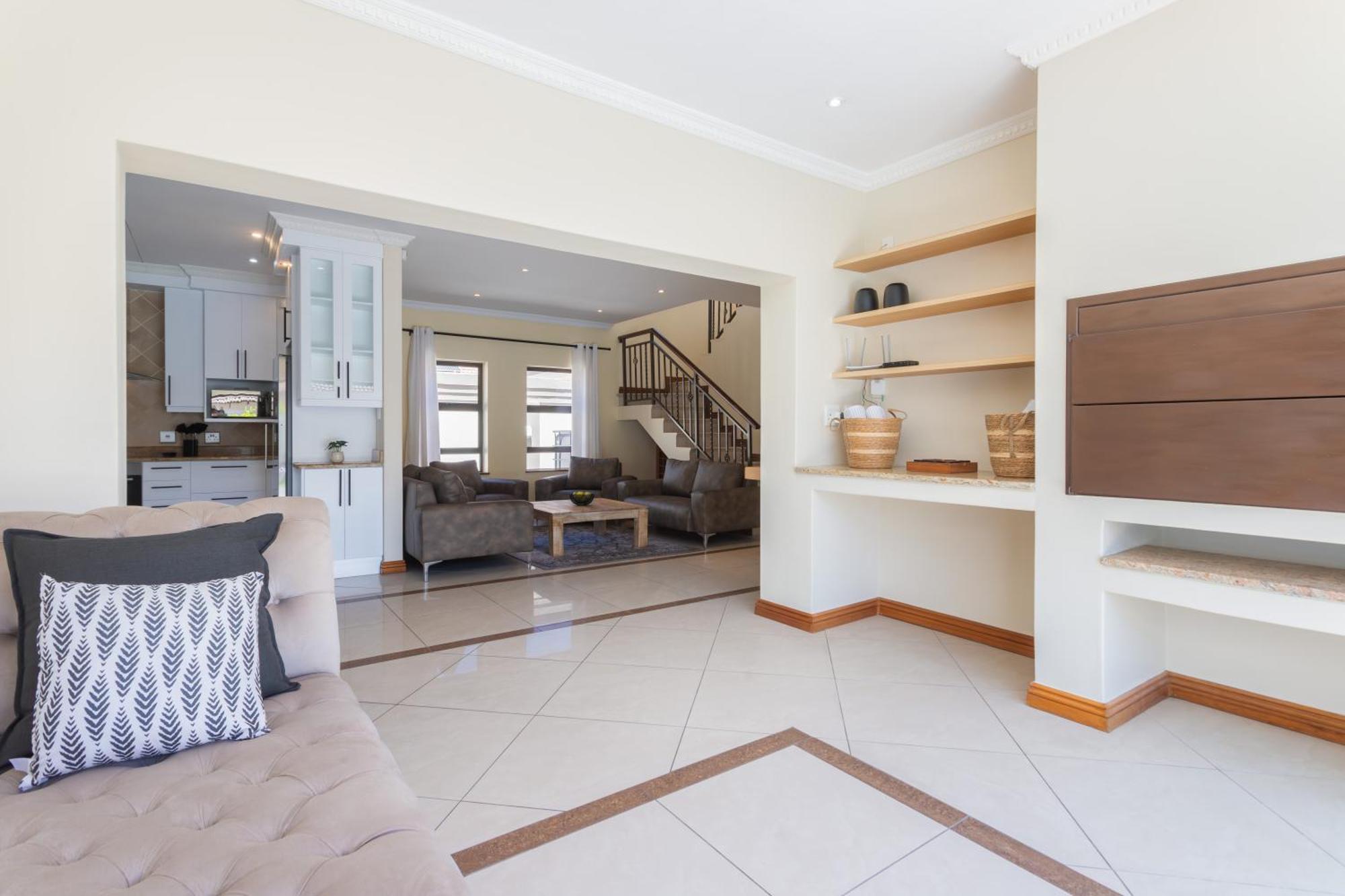 Spacious 5 Bedroom Luxury With Heated Pool And Backup Power In Blouberg Casa de Férias Cidade Do Cabo